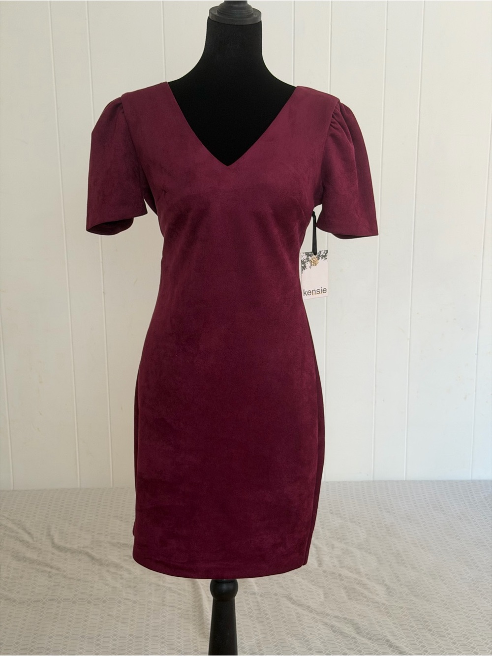 Women’s V-Neck Short Sleeve Sheath Dress in Wine size 0